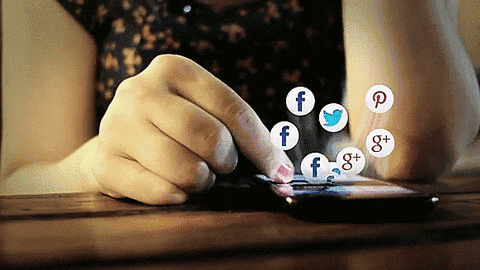 Scrollanje kroz društvene mreže - gif