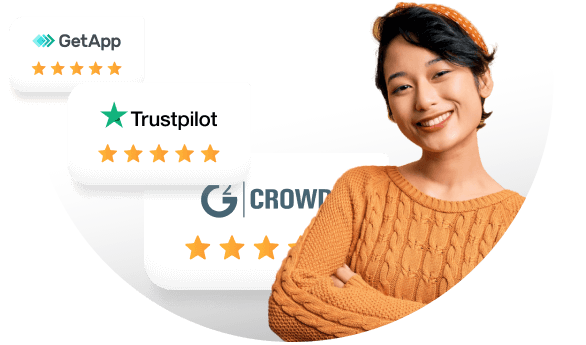 Smiješna žena s nagradama pored nje.