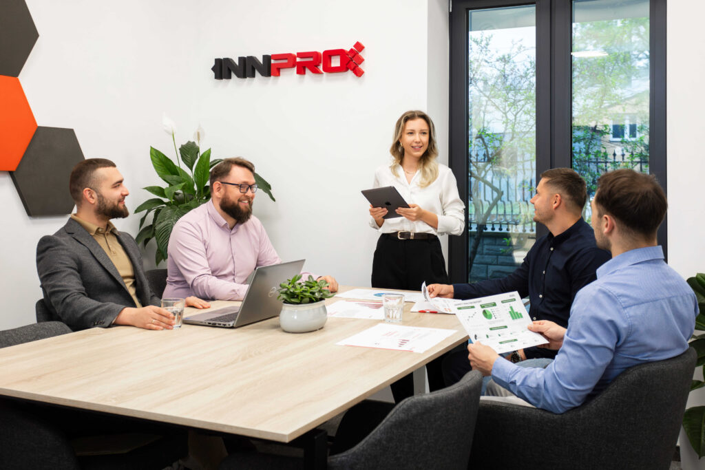 INNPRO-ov tim u uredskom okruženju